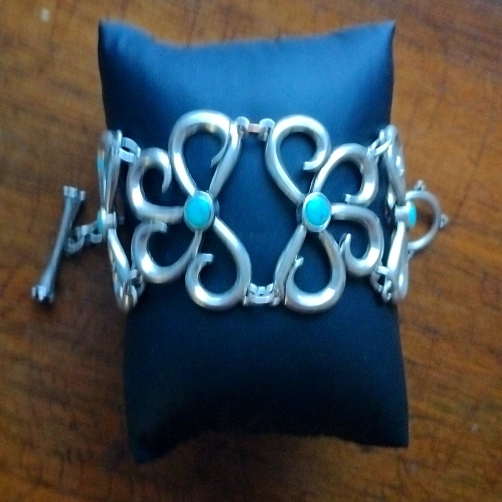 Lucky brand silver tone bracelet with blue howlite